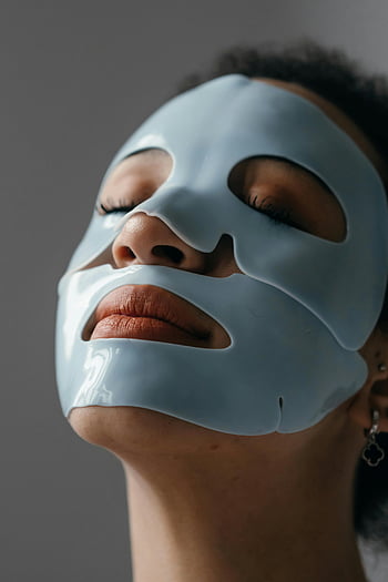 obličejová maska, detailní fotografie, žena, hydratační pleťová maska, péče o kůži, relaxace, krása, péče o pleť, ošetření obličeje, detailní portrét, produkty na péči o pleť