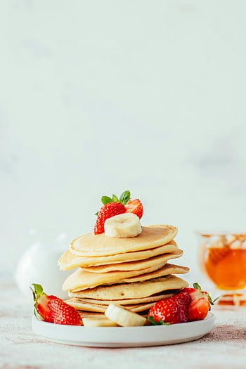 deliziose frittelle, pila di frittelle, fragole fresche, fette di banana, Delizia per la colazione, gustosi pancake, pancakes con frutta, pasto mattutino, colazione salutare, Opzioni di dessert