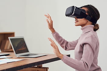 Frau, virtuelle Realität, vr brille, Afroamerikaner, Innenumgebung, einnehmend, Headset, Technologie, Interaktive Erfahrung, moderne Technik, Benutzeroberfläche