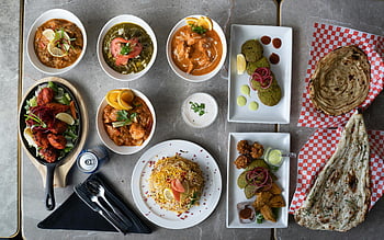 Indická jídla, režijní pohled, rozmanitý výběr, krásně uspořádané, vařené jídlo, stůl, kari, Naan chléb, rýže, samosas, chutney