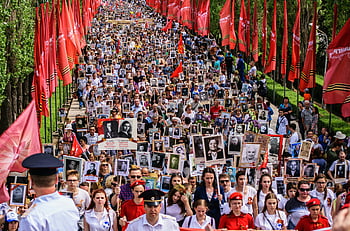 den vítězství, volgograd, Rusko, průvod, lidí, kteří jdou, nesoucí transparenty, fotografie předků, dav pochodující, červené vlajky, Vojenské uniformy, vzpomínková akce