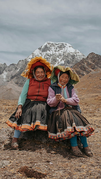 usmívající se ženy, tradiční oblečení, andes hory, Peru, starších žen, sedící, horské pozadí, Kulturní oděv, venkovní portrét, domorodé kultury, přírodní krajina