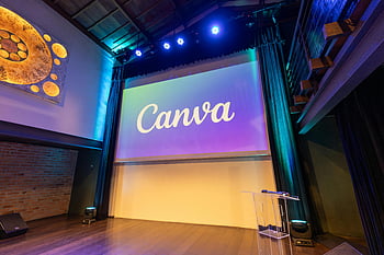 会議ステージ、 Canvaディスプレイ、 大画面、 プレゼンテーションのセットアップ、 ステージのセットアップ、 Canvaのロゴ、 空のステージ、 イベント会場、 舞台照明、 会議室、 プレゼンテーションステージ
