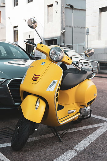 Vespa gialla, scooter parcheggiato, Milano, Italia, strada urbana, motorino giallo, parcheggiato accanto all'auto, scooter vespa, sfondo della città, giallo acceso, parcheggio in strada, Scena urbana italiana