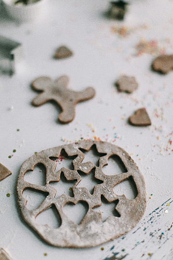 formes de biscuits, Photographie de focus peu profonde, pâte en pain d'épice, découpes de biscuits festifs, cuisson de noël, bonhomme en pain d'épice, formes de coeur, formes de flocons de neige, préparation à la cuisson, friandises, cuisson festive