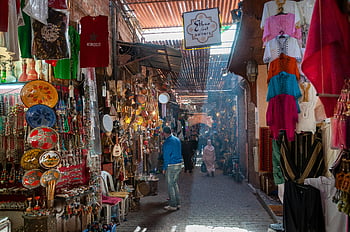 Markesh Street Market, Tradiční marocké zboží, barevné textilie, místní trh, nejrůznější zboží, Marocké textilie, pouliční trh, tradiční zboží, trhu, Tržní textilie, tržní scénu