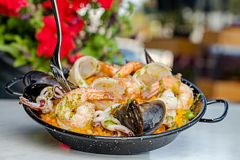 Paella di pesce, Panna nera, gamberetto, cozze, calamari, servizio all'aperto, piatto ravvicinato, piatto di frutti di mare, piatto di paella, pasto all'aperto, Frutti di mare guarniti