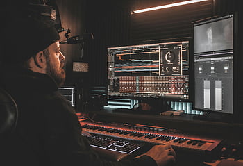 lyd ingeniør, sort jakke, Produktion af digital musik, home studio, lyd mixer, Professionel lyd, Opsætning af musikproduktion, musikproduktion, lydblanding, musikstudio, lydudstyr