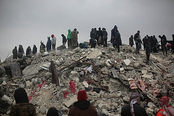 zusammengebrochenes Gebäude, Schutt, Überlebende, Retter, Katastrophe, Idlib, Syrien, Suchen und retten, Erdbeben nach Folgen, humanitäre Hilfe, Notfallmaßnahmen