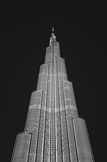 Burj Khalifa, czarny i biały, fotografia nocna, niski kąt widzenia, wieżowiec, Dubai, architektura, monochromia, miejska linia horyzontu, nowoczesne budownictwo, pejzaż miejski