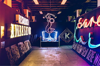 Segno al neon della sirena, Museo indoor, segni artistici, luci al neon colorate, arte al neon, mostra del museo, display al neon, Segno di sirena, sion sirena, Mostra d'arte al neon, Display neon indoor