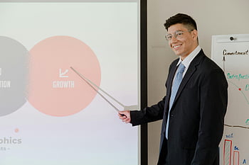 usmívající se podnikatel, Strategie růstu, moderní zasedací místnost, prezentace, obchodní prezentace, Profesionální oděv, Nastavení kanceláře, pracovní schůzka, firemní prostředí, Prezentační nástroje, Obchodní růst