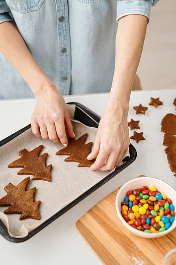 juletræskager, peberkager, bageplade, Cookie -forberedelse, festlig bagning, Feriekager, cookieformer, Bagningsproces, køkken bagning, Cookie -dekoration, Candy toppings
