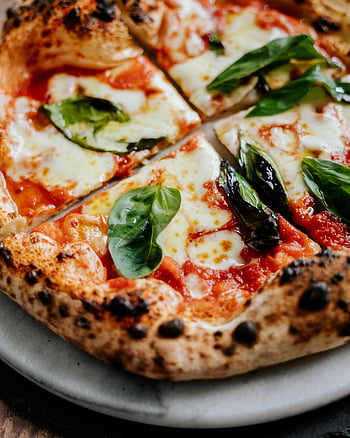 neapolská pizza, Čerstvé listy bazalky, rozpuštěný sýr, K Sourdough Pizza, Nadšenci potravin, Detailní pizza, pizza deska, italská kuchyně, pizza zálivky, pizza krusty, Fotografie pizzy