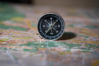 bussola, carta geografica, Concetto di viaggio, pianificazione del percorso, trovare la direzione, navigazione, esplorazione, bussola nera, Mappa dettagliata, direzione della vita, simboleggia la navigazione