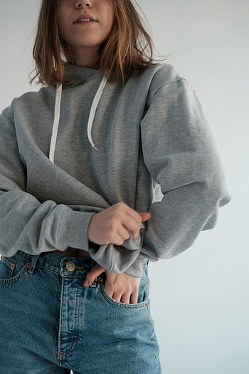 šedá mikina s kapucí, stylová žena, Ležérní styl, džíny, Vnitřní móda, žena v mikina, Neformální outfit, Šedá mikina, ležérní vzhled, vnitřní styl, Žena v džínách