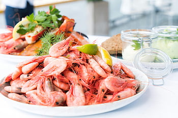 vařené krevety, Deska krevet, plody moře, citronová obloha, byliny, gurmánské jídlo, krevety jídlo, talíř mořské plody, Byliny citronu, Krevety talíř, Ozdoba mořských plodů