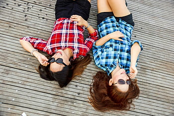 ผู้หญิง, เสื้อเชิ้ตลายสก๊อต, แว่นตากันแดด, ดาดฟ้าไม้, วันที่แดดจ้า, เสื้อเชิ้ตสีน้ำเงิน, เสื้อแดง, นอนลง, การผ่อนคลายกลางแจ้ง, แฟชั่น, ช่วงเวลามิตรภาพ