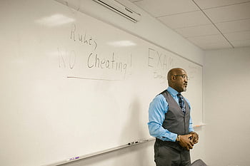 profesor, dando instrucciones, no hacer trampa, salón de clases, enfatizando las reglas del examen, pizarra, Sin trampas, reglas de examen, escenario de clase, integridad académica