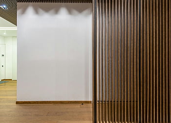 Innenarchitektur, Holzdekorationen, minimalistischer Raum, Holzplatten, moderne Einrichtung, klare Linien, zeitgemäßes Design, Innenraum, Wohnung Interieur, Holzboden, weisse Wände