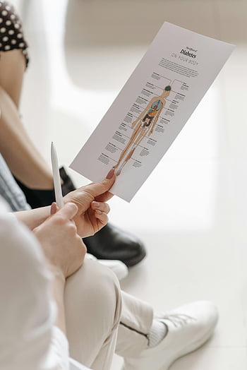 fișă informativă despre diabet, Conștientizarea diabetului, Educația pentru diabet, Hold Holding Hârtia, hârtie tipărită, Informații medicale, Conștientizarea sănătății, educația pacientului, materiale educaționale pentru sănătate, efectele diabetului, pe corpul tău