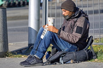 رجل،  متسول،  بلا مأوى،  فقير،  شارع،  سور،  بانهاندل،  مكان عام،  الحضاري،  أسلوب الحياة،  لا مأوى له