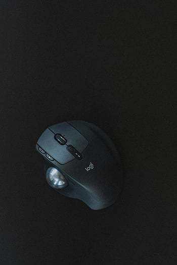 mouse komputer nirkabel, meja hitam, Desain ramping, Tikus Modern, latar belakang gelap, ruang salinan yang cukup, mouse logitech, aksesori komputer, tikus ergonomis, teknologi nirkabel, permukaan hitam
