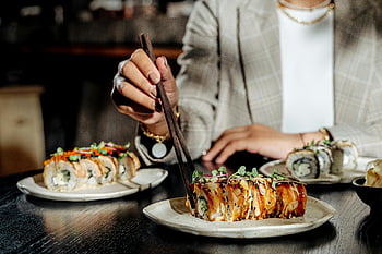 Kadın, Çin yemek çubukları, Suşi rulo, garnitür, seramik tabak, yemek yiyor, Japon yemeği, yemek, Tablo ayarı, Suşi, ahşap çubuklar