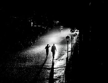 Černý a bílý, noční déšť, mokré ulice, Siluety chůze, dramatické fotografie, pouliční scény, noční fotografie, městský noční život, deštivá noc, pouliční fotografie, noční procházka