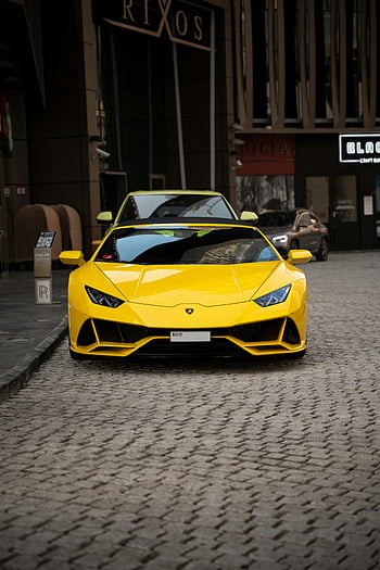 sárga sportkocsi, Lamborghini Aventador, macskaköves utca, dubai, karcsú dizájn, parkolt autó, városi környezetben, luxus jármű, sárga autó, utcai jelenet, csúcskategóriás sportautó
