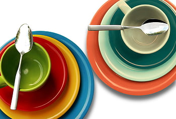 cangkir dan piring, mangkuk berwarna cerah, piring bertumpuk, desain yang semarak, desain modern, peralatan makan yang berwarna -warni, sendok, peralatan dapur, set makan, pengaturan meja, warna cerah