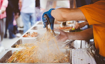venditore ambulante, camicia arancione, Noodles appena cotti, Busting Market Outdoor, contenitore in alluminio, servire cibo, bancarella, mercato all'aperto, cucinare noodles, venditore di cibo