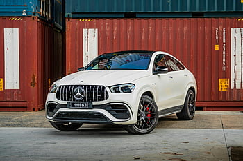 White Mercedes SUV, rustikální nákladní kontejnery, Barevné nákladní kontejnery, Průmyslové pozadí, elegance, luxusní auto, moderní vozidlo, městském prostředí, venkovní scénu, fotografování automobilů, automobilového designu