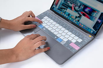 คนกำลังพิมพ์, แล็ปท็อป macbook, กุญแจสีสันสดใส, แป้นพิมพ์แล็ปท็อป, อินเทอร์เฟซหน้าจอ, มือพิมพ์, หน้าจอแล็ปท็อป, การพิมพ์แป้นพิมพ์, แป้นพิมพ์ macbook, อินเทอร์เฟซแล็ปท็อป, แป้นพิมพ์สีสันสดใส