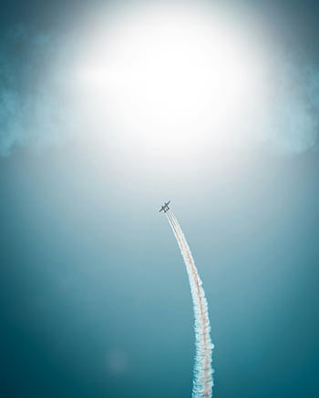 aereo, spettacolo aereo, cielo blu, aereo acrobatico, Trail fumo bianco, pieno volo, fumo drammatico, cielo blu luminoso, Performance dell'aeromobile, Sky Show, evento aeronautico