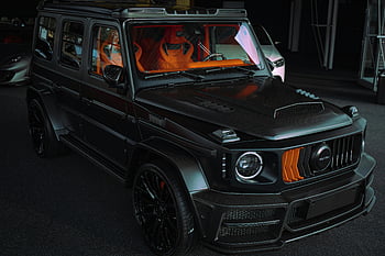 siyah karbon araba, lüks siyah SUV, özel karbon kaplama, Turuncu İç, showroom ekranı, üst düzey araç, modern otomobil tasarımı, şık siyah kaplama, premium araba özellikleri, otomotiv vitrini, özel araç