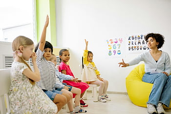 Tanár, aki leckét ad, Gyerekek felnevelése, osztálytermi tanulás, A hallgatók bevonása, oktatási környezet, tanári interakció, osztálytermi tevékenység, fiatal diákok, interaktív tanítás, osztálytermi elkötelezettség, tanár és a hallgatók