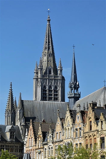 St Martens székesegyház, székesegyház, Ypres, templom, Belgium, építészet, újjáépítés, kereszténység, vallás, városkép, házak