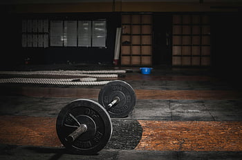činka, tělocvična, spoře osvětlené, síla, samota, prázdná tělocvična, fitness vybavení, vzpírání, cvičení prostor, Dark Gym, Osamělý činka