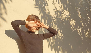 여자, 검은 색 스웨터, 집 밖의, 밝은 날, 세련된, 눈을 감싸다, 햇빛, 그림자, 벽, 평상복, 유행