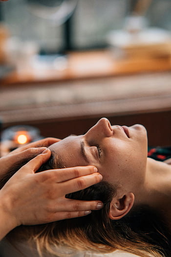 Žena masáže obličeje, Relaxační masáž, Vnitřní masáž, zavřené oči, Jemná masáž, Chrámová masáž, lázeňská léčba, Relaxace obličeje, masážní terapie, kosmetické ošetření, Wellness péče