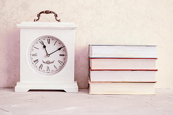 ساعة خمر بيضاء،  كومة كتب،  طاولة ريفية،  ساعة كلاسيكية،  الوقت والمعرفة،  ساعة بيضاء،  كتب عتيقة،  الساعة العتيقة،  كومة الكتاب،  ديكور ريفي،  الديكور خمر