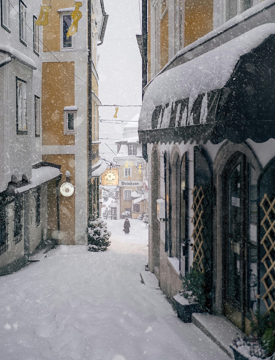 krytá ulice, zimní ulice, gmunden Rakousko, historické budovy, zasněžená alej, zimní scenérie, sněžení, Evropské město, zimní krajina, Budovy zakryté zasněžené, Zimní kouzlo