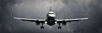 aereo di linea, in volo, foto in scala di grigi, vista drammatica, atterraggio aereo, nuvole tempestose, aviazione, Scena monocromatica, aereo commerciale, cielo scuro, carrello di atterraggio