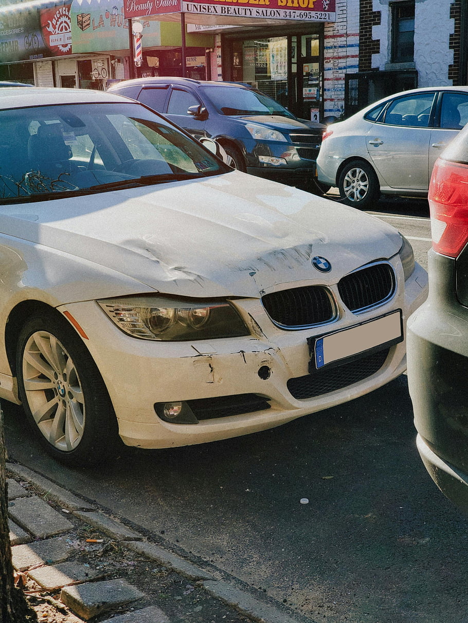 古い車、 ホワイトBMW、 フロントエンドの損傷、 都市通り、 セダン、 駐車中の車、 自動車事故、 都会の風景、 自動車修理、 車の損傷、 白い車
