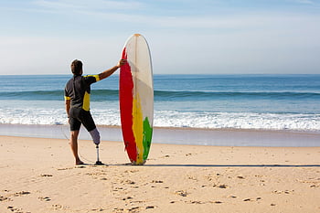 amputerte surfer, proteseben, surfebrett, solfylt strand, Portugal, utholdenhet, motivasjon, strandlinjen, mannlig surfer, strand scene, havbølger