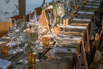 Rustikální dřevěný stůl, elegantní stolování, skleněné zboží, svíčky, intimní stolování, nastavení tabulky, rustikální stůl, Elegantní stůl, jídelní zážitek, rustikální stolování, sklo a svíčky