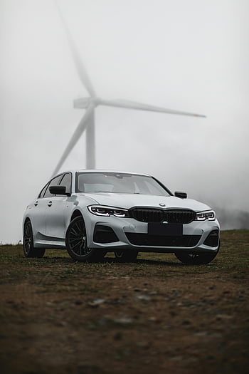 Λευκή σειρά BMW 3, Σύγχρονο αυτοκίνητο BMW, ομίχλη, ανεμογεννήτρια, της τεχνολογίας και της φύσης, σταθμευμένο αυτοκίνητο, υπαίθρια σκηνή, bmw όχημα, φυσική ρύθμιση, σύγχρονο όχημα, αιολική ενέργεια