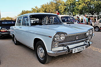 klassisches Auto, Sitz 1500, Bifaro, 1971, Oldtimer, silbernes Fahrzeug, Autoshow, Veranstaltung im Freien, Menschen versammeln, Nummernschild, Bäume Hintergrund