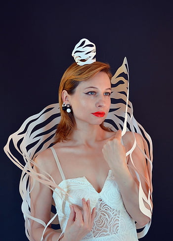 kobieta, moda, sukienka papierowa, korona, papierowa korona, papier, origami, kreatywność, Kreatywna sukienka, Kreatywny strój, strój na bal maskowy